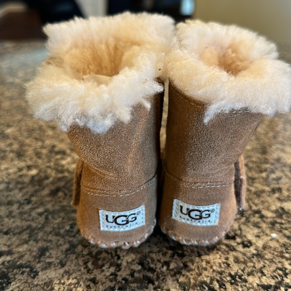 Baby Ugg Boots Tan Moccasins Fur Lined Rubber Soles Size 0/1 EUC Velcro Uggs - Picture 3 of 8
